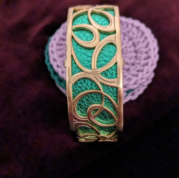 BRIGHTON Christo Vienna 1 inch wide cuff with green insert  and gold toned - Picture 4 of 7
